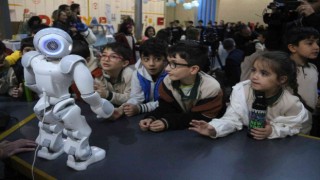 Erzurum Bilim Şenliğinde öğrencilerin dikkatini çeken robot
