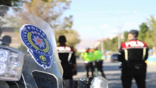 Erzurum Emniyeti okul önlerinde şüpheli şahıslara göz açtırmıyor