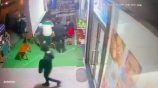 Esenyurtta iş yeri önünde silahlı saldırı anı kamerada