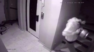 Esenyurtta madde bağımlısı şahıs, komşusunun kapısını piknik tüpüyle kırdı