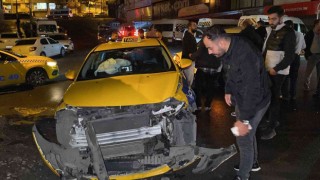 Esenyurtta ticari taksiyle otomobil kafa kafaya çarpıştı: 2 yaralı