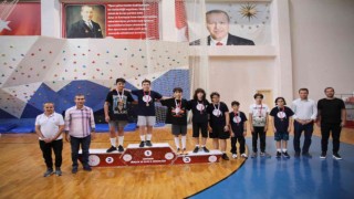 Eskrim epe şampiyonları madalyalarını aldı
