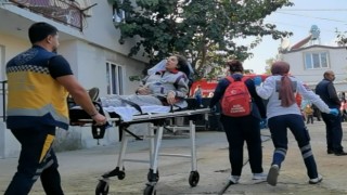 Ev yangınında 2 kişi dumandan etkilendi