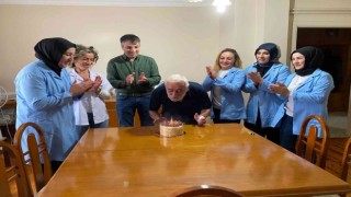 Evde bakım hizmetleri ekibinden 65 yaşındaki Gürsoya sürpriz doğum günü