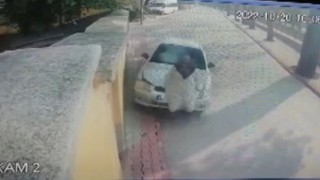 Evine giden yaşlı kadını kontrolden çıkan otomobil ezdi