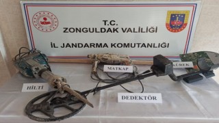 Evinin altına 3 metrelik kuyu açıp kaçak kazı yaptı