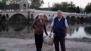 “Evladımız” dedikleri kuzu yaşlı çiftin can dostu oldu