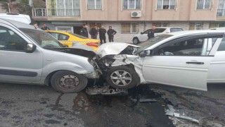 Eyüpsultanda feci kaza: Refüjü aşarak karşı şeride uçan araç otomobile çarptı