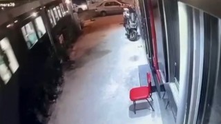 Eyüpsultanda tramvay ve otomobil çarpıştı, o anlar kameraya yansıdı