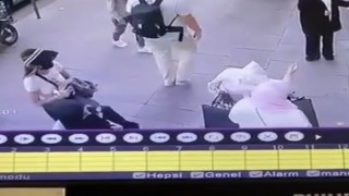 Fatihte 2 kadın, tekerlekli sandalyedeki kadının çantasını çaldı