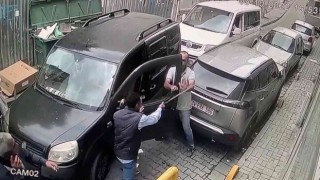 Fatihte döner bıçaklı saldırı kamerada: Kağıt toplayıcısı, sürücüye dehşeti yaşattı