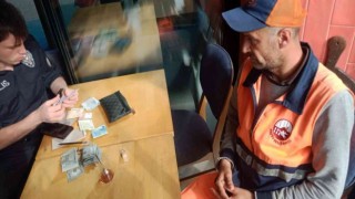 Fatihte temizlik işçisi yolda para dolu cüzdan buldu