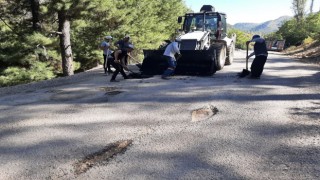 Fekede bozuk yollar Yüreğir ve Aladağ belediyelerinin desteğiyle onarılıyor