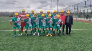 Futbolcular, madenciler için maça baretle çıktı