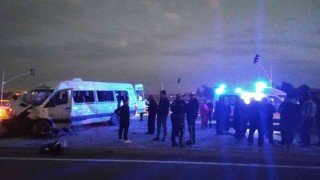 Gaziantepte işçi servisi ile otomobil çarpıştı: 1 ölü, 15 yaralı