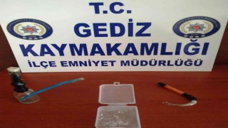 Gedizde bir kişinin üzerinde uyuşturucu ele geçirildi