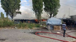 Gedizde depo yangını