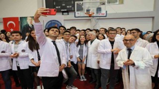 Geleceğin hekimleri beyaz önlüklerini giydi