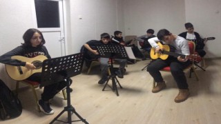 Gençler gitar çalmayı öğreniyor