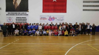 Gölcük Belediyesi voleybol turnuvasında şampiyonu oldu