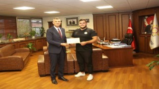 Gölcükün başarılı pehlivanı ödüllendirildi