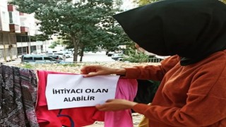 Gönüllülerden askıda kıyafet kampanyası