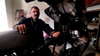 Gözleri görmüyor, hissederek 20 yıldır motosiklet tamir ediyor