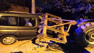 Hafif ticari araç traktöre arkadan çarptı: 3 yaralı