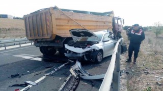 Hafriyat kamyonunun biçtiği otomobil hurda yığınına döndü: 1 yaralı