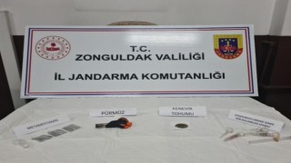 Hakkında arama çıkan 2 kişi jandarma ekiplerince yakalandı