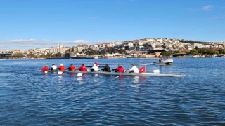 Haliçte sporcular Cumhuriyet için kürek çektiler