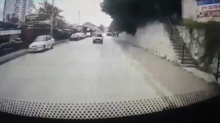 Halk otobüsü ile otomobilin karıştığı kazanın kamera görüntüsü ortaya çıktı