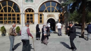 Harakani Hazretlerinin türbesi kandilde doldu taştı