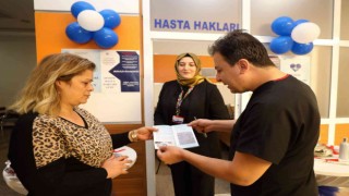 Hastalara karanfil dağıtıldı
