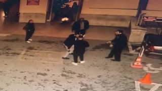 Hastane önünde güvenlik görevlisine silah çekti, o anlar güvenlik kamerasına yansıdı