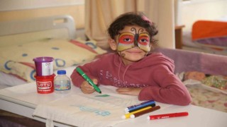 Hastanede tedavi gören çocukların yüzünü güldüren etkinlik