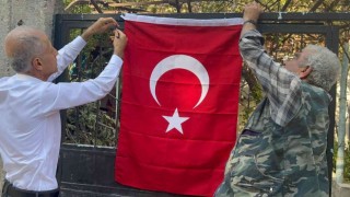 Hatayda okul müdürü 100 Türk bayrağı dağıttı