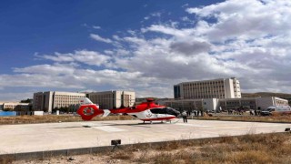 Hava ambulansı yeni doğan bebeği hayata bağladı