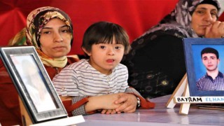 HDP önünde evlat nöbetindeki acılı anne oğlunun yolunu gözlüyor