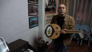 Hem çalıyor hem söylüyor hem öğretiyor
