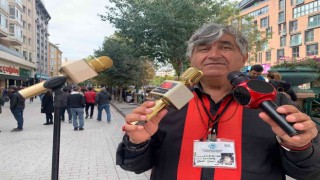 Her mikrofonda farklı şarkı
