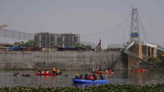 Hindistandaki köprü faciasında 9 kişi tutuklandı