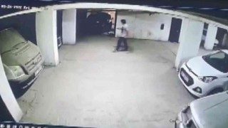 Hırsız, motosiklet sahibi tarafından yakalanınca bıçak çekti o anlar kameraya yansıdı