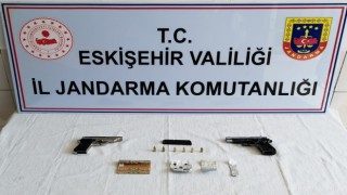 Hırsızlıktan aranan 2 şüphelinin aracında silah ve uyuşturucu madde ele geçirildi