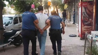 Hırsızlıktan aranan şahıs polisin kovalamacası ile yakalandı
