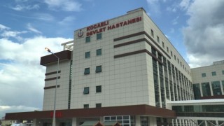 Husumetlisinin sokak ortasında kolunu bacağını kırdı, o anlar kamerada