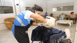 Huzurevi sakinlerine kuaför ve kişisel bakım hizmeti