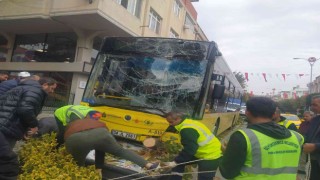 İETT sürücüsü direksiyonda fenalaştı: Önce motosiklete ardından kaldırıma çarptı