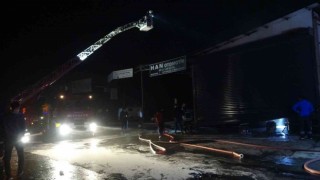 İki oto tamirci dükkanında çıkan yangın paniğe sebep oldu