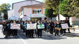 İklim değişikliği ile mücadeleye dikkat çekmek için bando eşliğinde yürüdüler